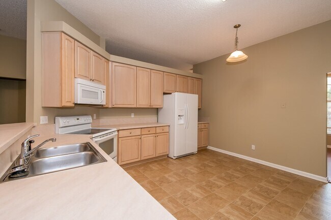 Building Photo - 1001 Flora Parke Dr