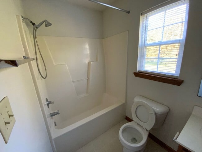 Building Photo - 3 BR 2 BA Southwest