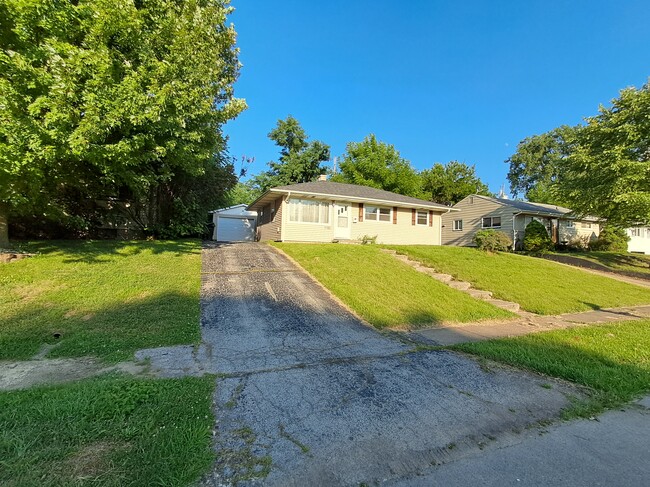 Plenty of space for parking - 1100 Hedgewood Dr