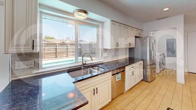 Foto del edificio - 2131 Blossom Ln
