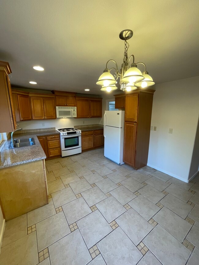 Kitchen - 12434 SE Reedway St