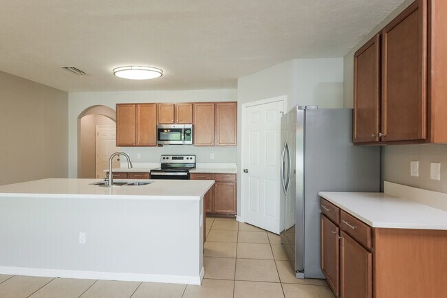 Building Photo - 4406 SW 15th Ave