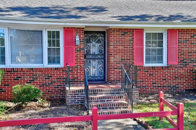 Building Photo - CUL-DE-SAC HOME WITH FENCED YARD