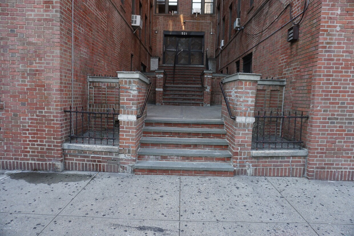 Primary Photo - 521 Isham St