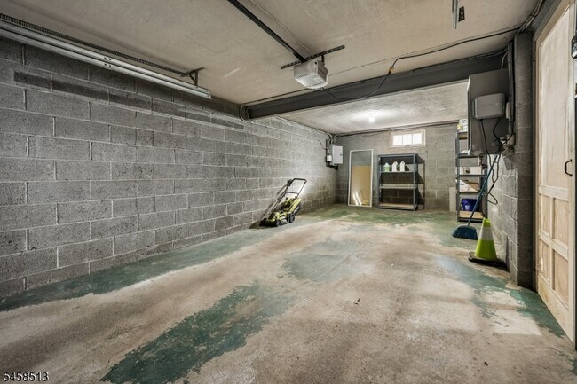 Building Photo - 383 Closter Dock Rd