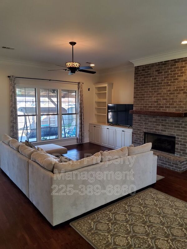 Foto del edificio - 10950 Hillpark Ave