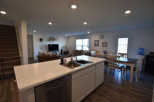 Building Photo - Five Bedroom Home in Greenfield for Rent