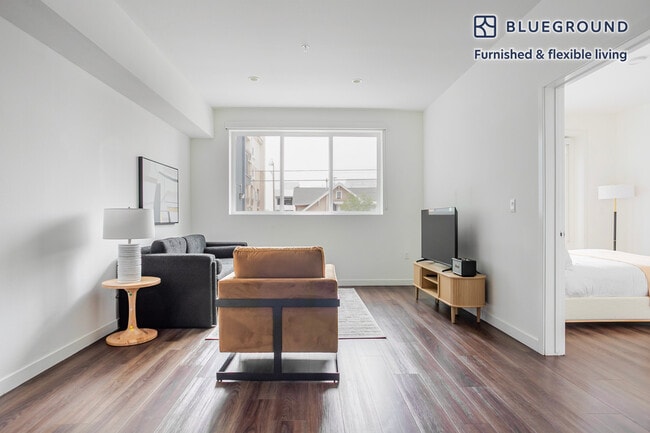 Building Photo - 1011 S Serrano Ave