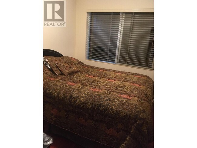 Photo du bâtiment - Garden-3707 DOLLARTON HIGHWAY