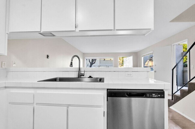 Foto del edificio - Great three bedroom townhome in UTC! Avail...