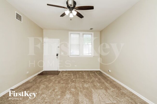 Foto del edificio - 2738 Ridgeland Ave