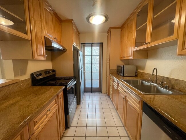 Building Photo - 5330 Zelzah Ave