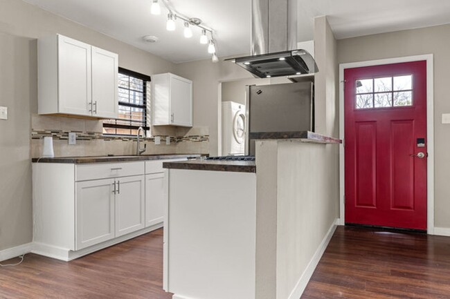 Building Photo - Beautiful home located in the heart of dow...