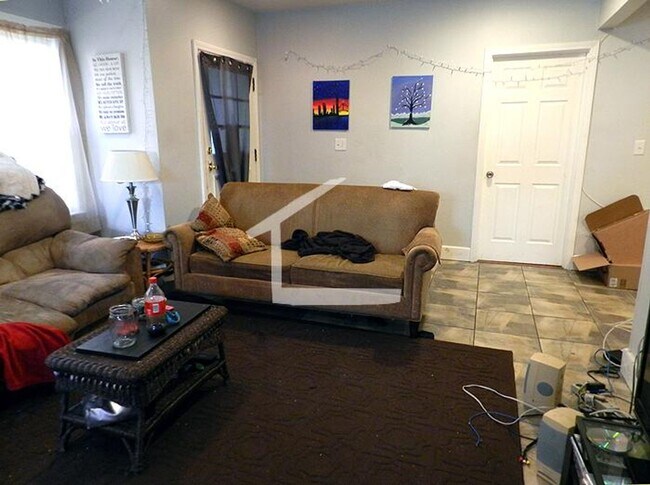 Foto del edificio - BIG ALLSTON 6 BED 2 BATH WITH EAT-IN KITCH...