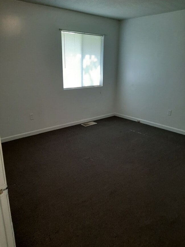 Building Photo - 2 Bedroom, 1 Bath House