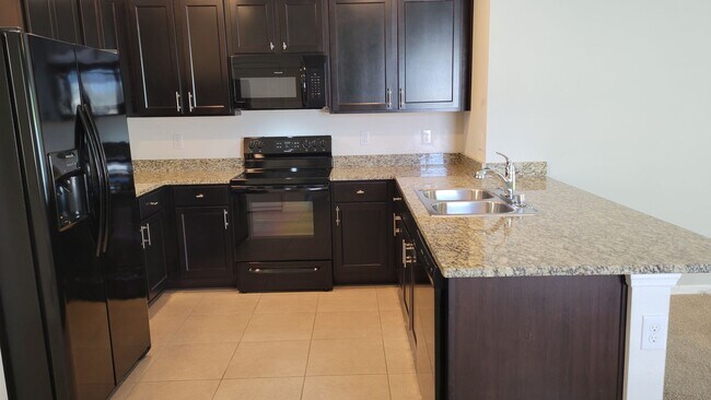 Building Photo - PENDING LEASE Annual UNfurnished newer 3/2...