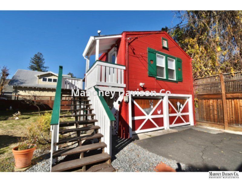 Primary Photo - One bdrm, one bath apt over garage on pres...