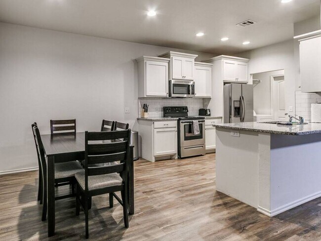 Foto del edificio - Modern 3BR/2BA Duplex | All Utilities Included | Downtown Edmond