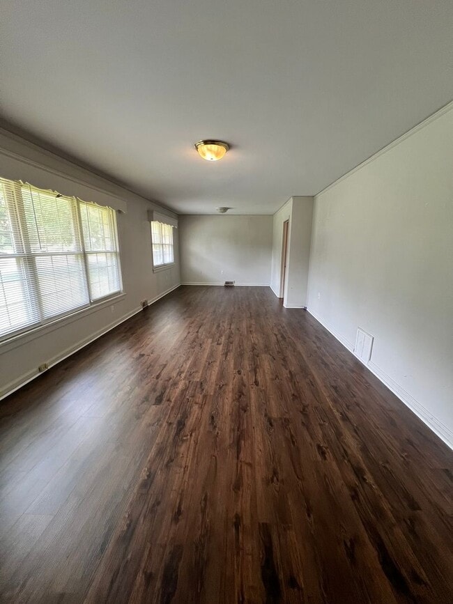 Building Photo - 3BD/ 2BA in Bellview Estates