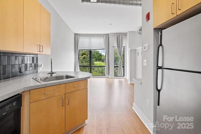Foto del edificio - 514 W 10th St