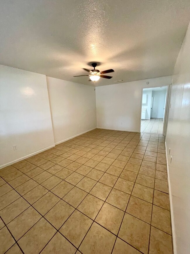 Building Photo - 3 Bed / 1 Bath Apartment in Truman, Available Now!