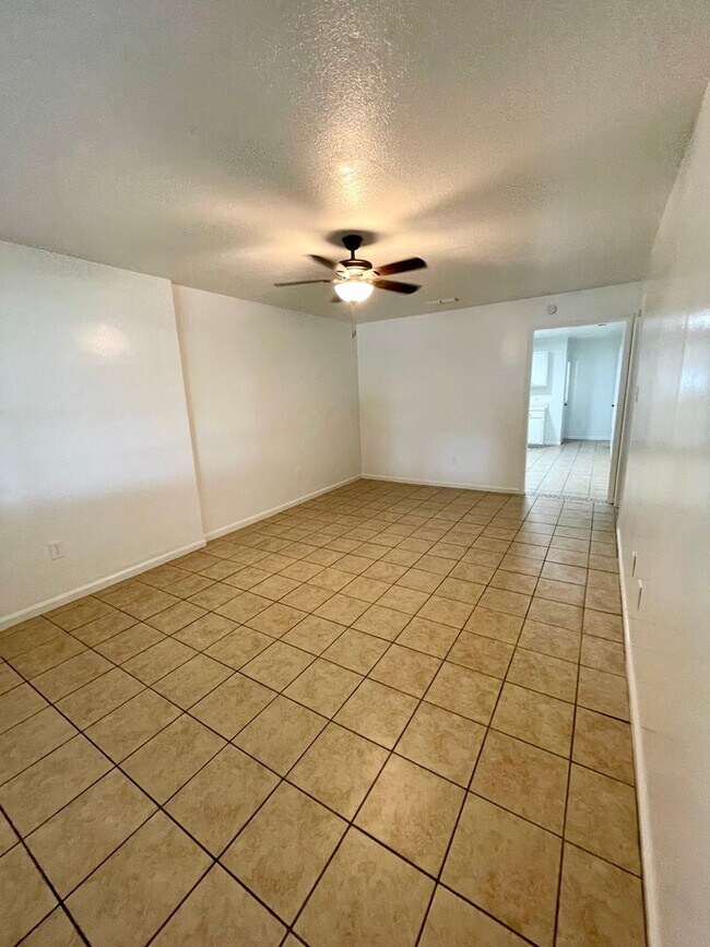 Foto del edificio - 3 Bed / 1 Bath Apartment in Truman, Available Now!