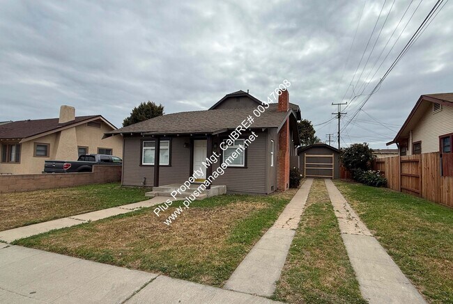 Foto del edificio - Centrally Located Large Two Story Home wit...