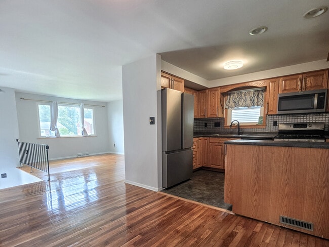 Building Photo - 408 Hazelnut Dr