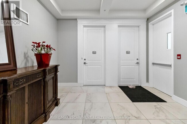 Building Photo - 640 Sauve St