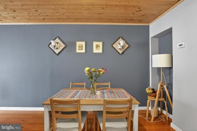 Building Photo - 416 E Flora St