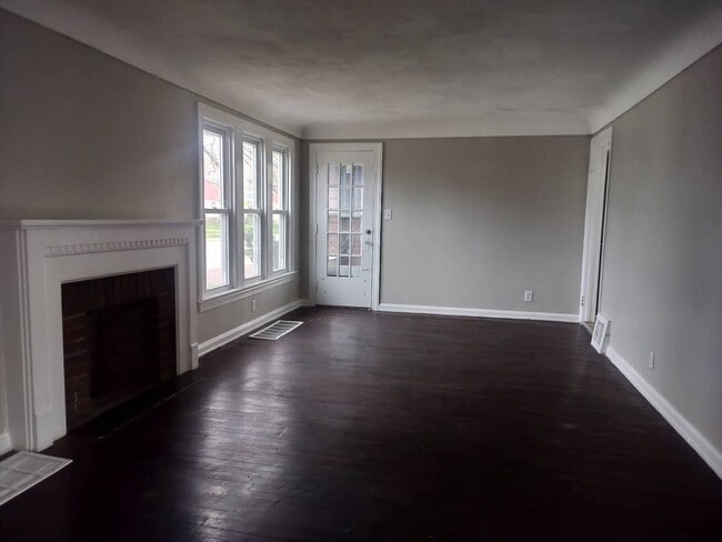 Building Photo - "Discover Your Dream Home: A Spacious 3-Be...
