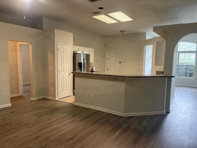 Foto del edificio - 7242 Longhorn Cir S