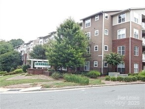 Building Photo - 1000 E Woodlawn Rd