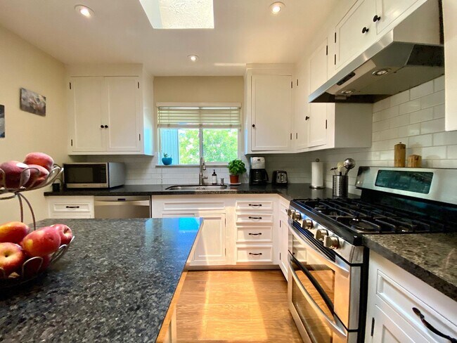 Building Photo - Convenient Central Napa 3 Bedrooms, 2 Bath...