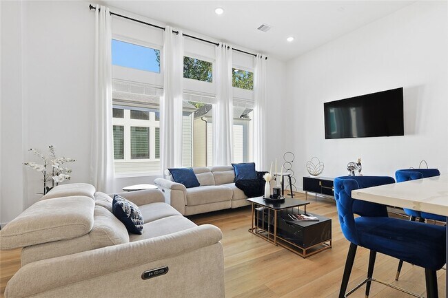 Foto del edificio - 107 W Whitney St