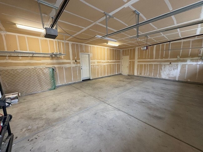 Building Photo - SW Visalia Home Available Now!