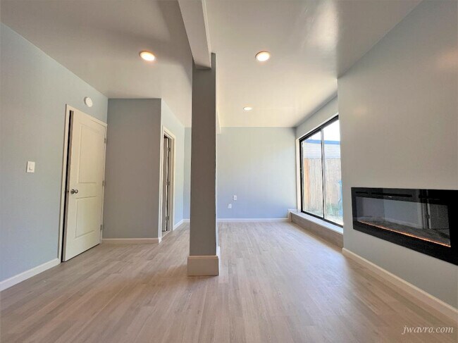 Building Photo - 552 Girard St