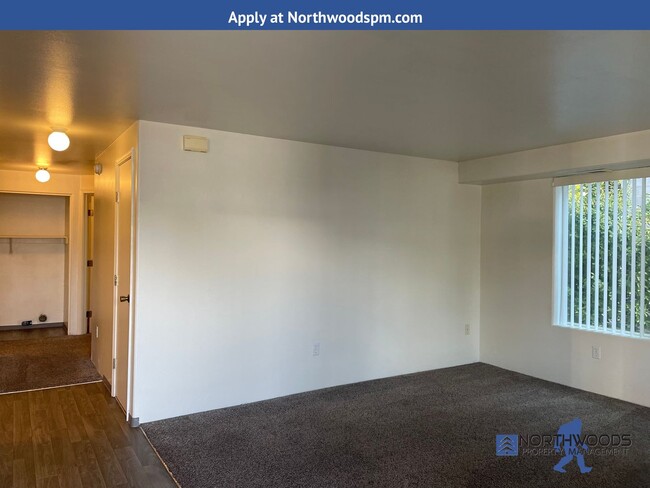 Building Photo - Nice 2 Bedroom 1 Bath Apartment