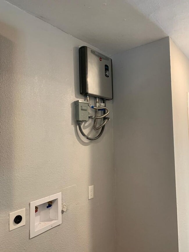 Building Photo - 211 E Sterling Ave