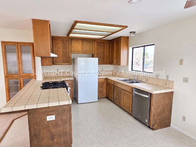 Foto del edificio - AVAILABLE NOW - 2 Bed/2 Bath Oceano Apartment with Nice Views