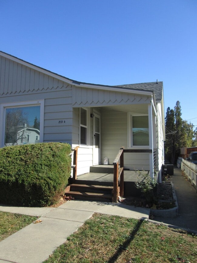 Building Photo - 219 S 15th Ave
