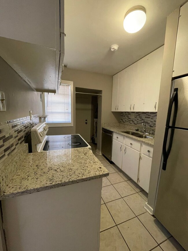 Building Photo - Condo for rent in Homewood **ACCEPTS SECTI...