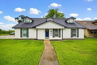Building Photo - 6215 Great Oaks Dr