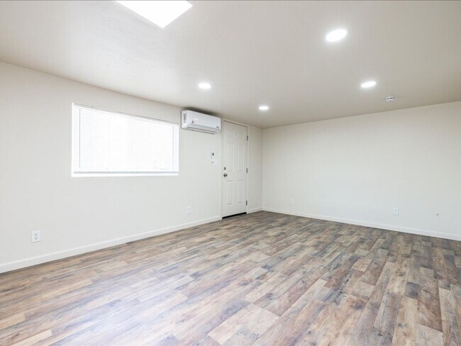 Building Photo - 2 Bedroom 1 Bathroom