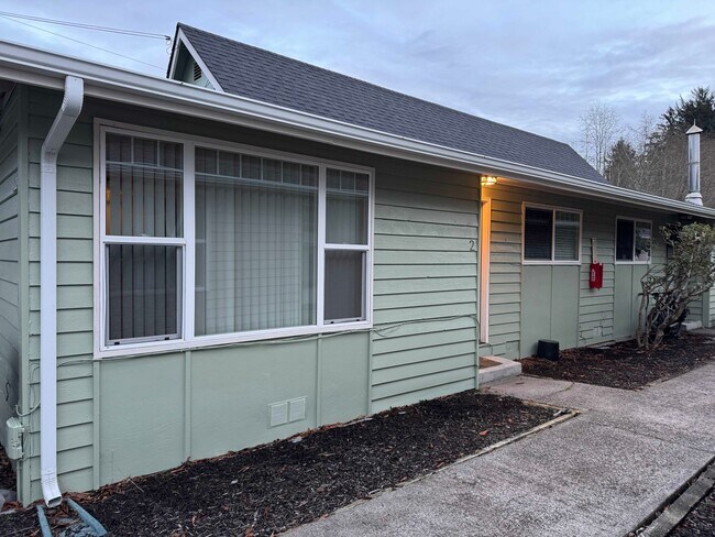 Building Photo - 980 Klaskanine Ave