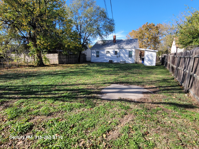 Building Photo - 2126 S Gold St