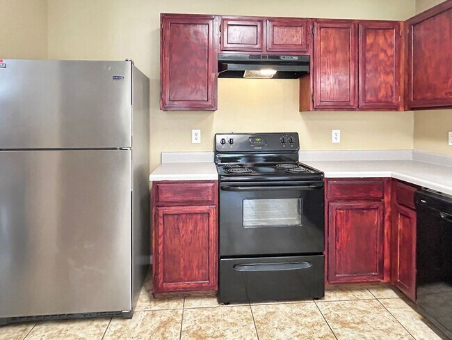 Foto del edificio - Charming 3-Bedroom Home in Great Northwest with Fireplace & Shaded Backyard