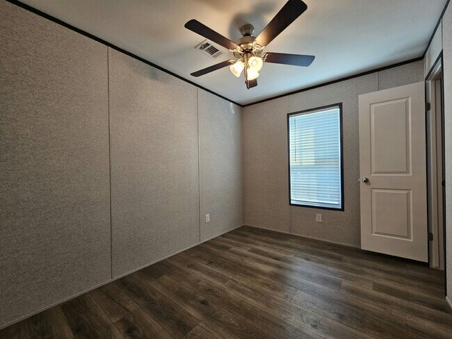 Building Photo - 527 Suwanee Dr