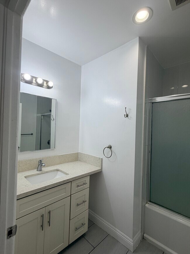 Foto del edificio - 1324 S Van Ness Ave