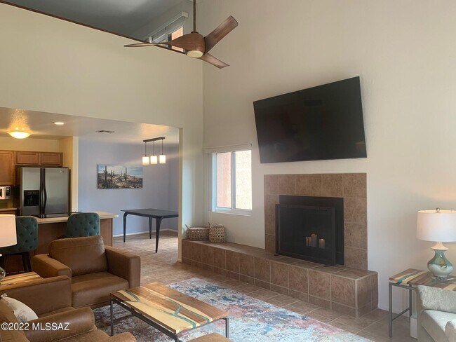 Building Photo - 5051 N Sabino Canyon Rd